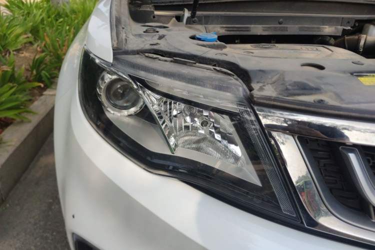 Used Geely Auto Emgrand X7 Sport 2018 2.0L Manual Two-Wheel Drive Zhiya Version Right Front Headlight