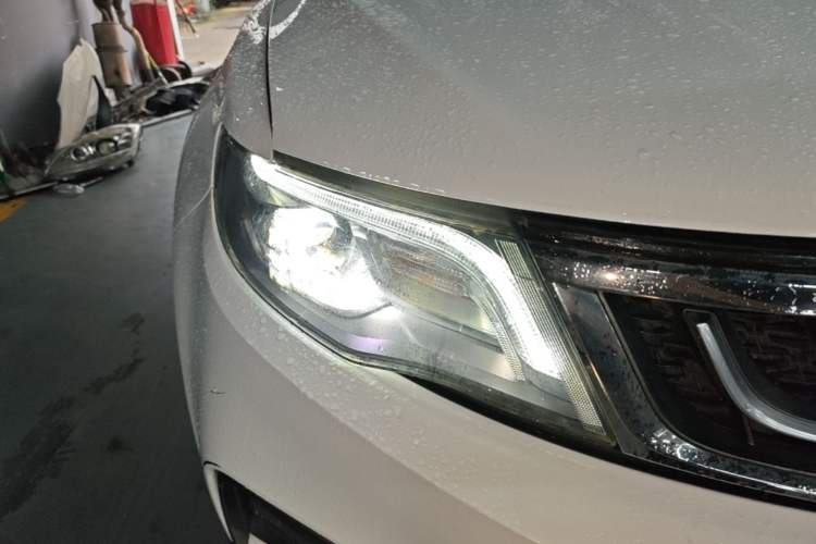 Used Geely Auto Emgrand X7 Sport 2018 1.8TD Automatic Two-Wheel Drive Smart Connect 4G Internet Edition Right Front Headlight