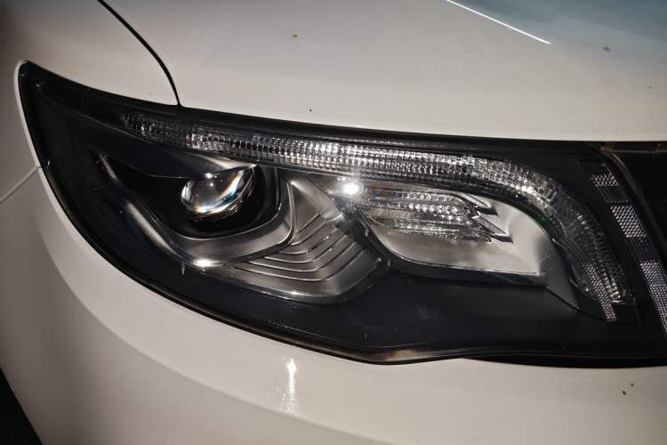 Used Geely Auto Emgrand X7 Sport 2018 Revised Version 1.8TD Automatic Two-Wheel Drive Smart Connectivity 4G-Enabled Edition Right Front Headlight