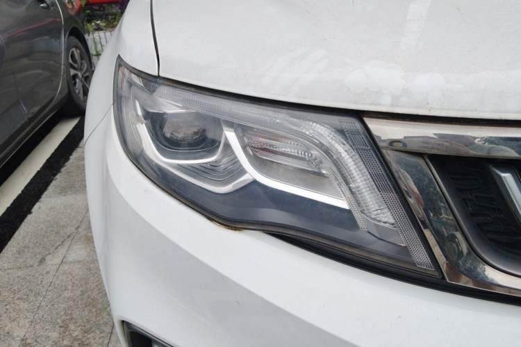 Used Geely Auto Emgrand X7 Sport 2018 1.8TD Automatic Two-Wheel Drive Smart Connect 4G Internet Edition Right Front Headlight