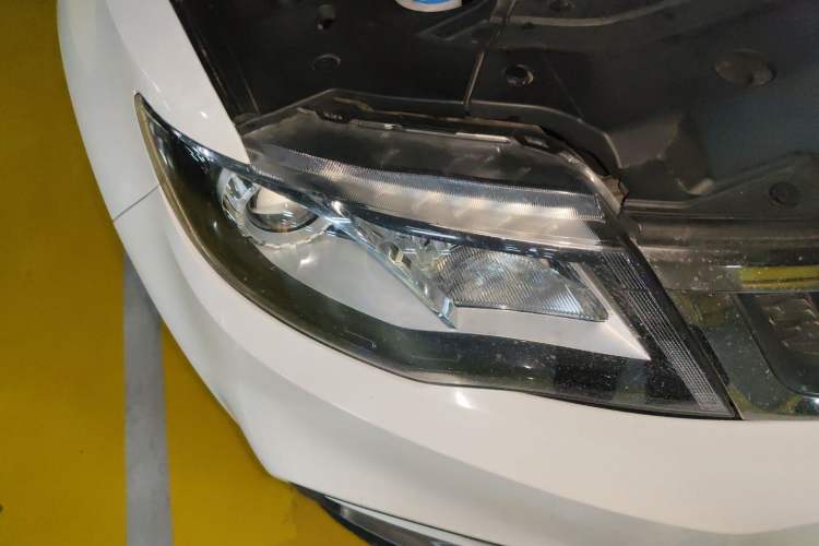 Used Geely Auto Emgrand X7 Sport 2018 1.8TD Automatic Two-Wheel Drive Zhiya Model Right Front Headlight