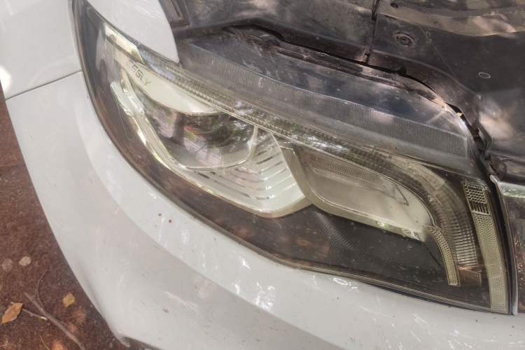 Used Geely Auto Emgrand X7 Sport 2018 1.8TD Automatic Two-Wheel Drive Smart Connect 4G Internet Edition Right Front Headlight