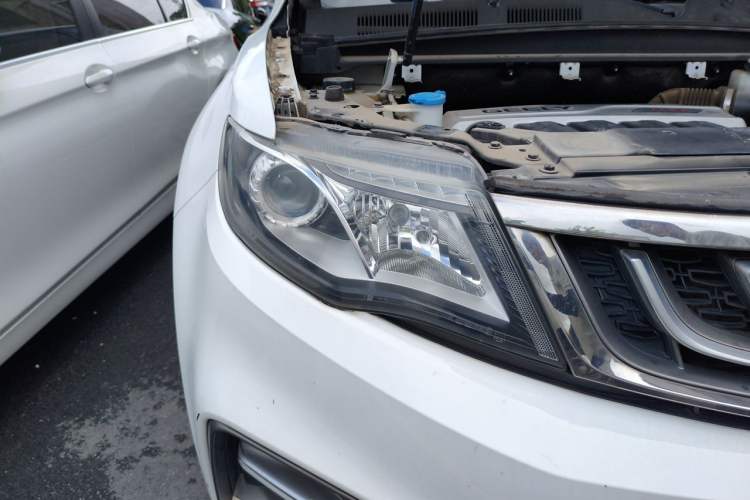 Used Geely Auto Emgrand X7 Sport 2018 1.8TD Automatic Two-Wheel Drive Zhiya Model Right Front Headlight