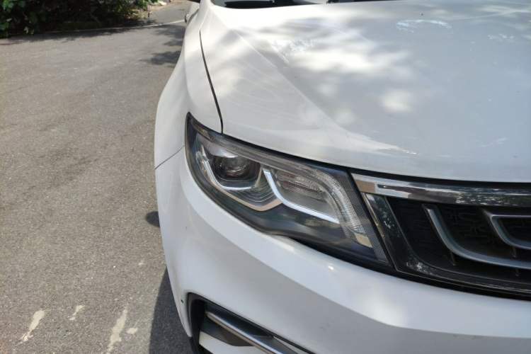 Used Geely Auto Emgrand X7 Sport 2018 1.8TD Automatic Two-Wheel Drive Smart Connect 4G Internet Edition Right Front Headlight