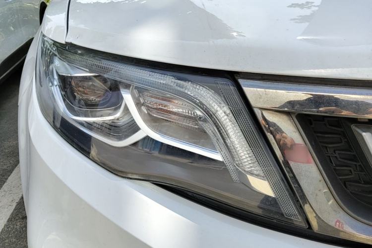 Used Geely Auto Emgrand X7 Sport 2018 1.8TD Automatic Two-Wheel Drive Smart Connect 4G Internet Edition Right Front Headlight