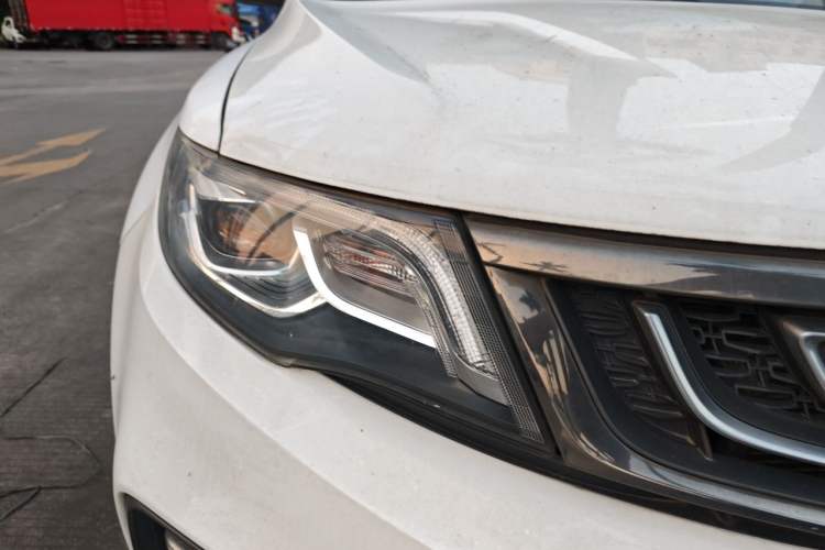 Used Geely Auto Emgrand X7 Sport 2018 1.8TD Automatic Two-Wheel Drive Smart Connect 4G Internet Edition Right Front Headlight