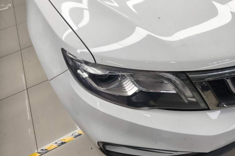 Used Geely Auto Emgrand X7 Sport 2018 1.8TD Automatic Two-Wheel Drive Smart Connect 4G Internet Edition Right Front Headlight