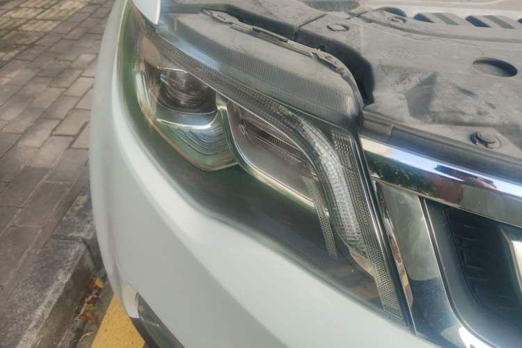 Used Geely Auto Emgrand X7 Sport 2018 Revised Version 1.8TD Automatic Two-Wheel Drive Smart 4G Connectivity Edition Right Front Headlight