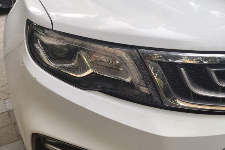 Used Geely Auto Emgrand X7 Sport 2018 Revised Version 1.8TD Automatic Two-Wheel Drive Smart Connectivity 4G-Enabled Edition Right Front Headlight