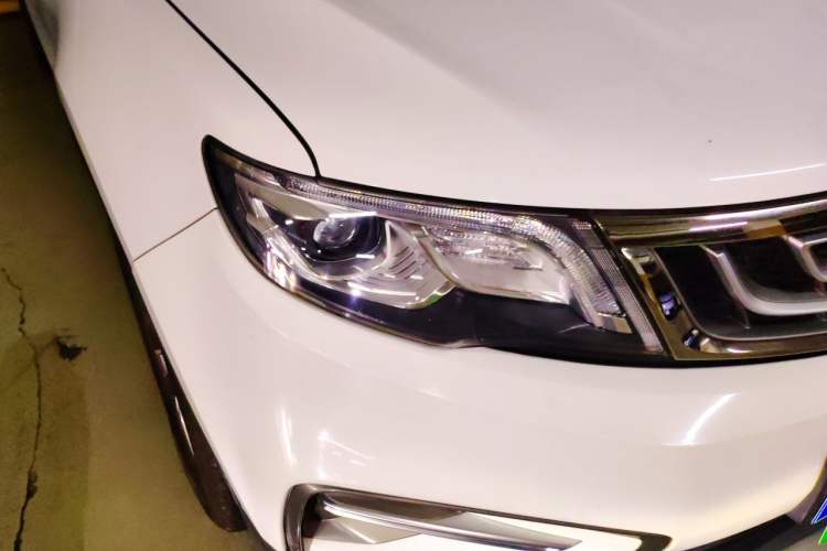 Used Geely Auto Emgrand X7 Sport 2018 1.8TD Automatic Two-Wheel Drive Smart 4G Connected Version Right Front Headlight