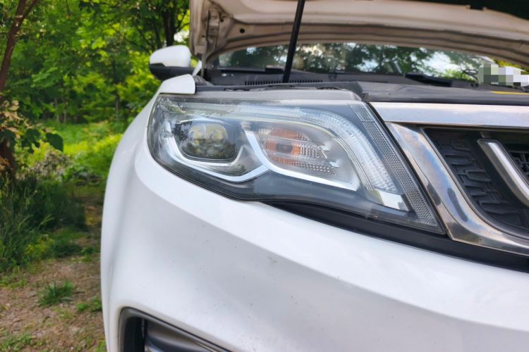 Used Geely Auto Emgrand X7 Sport 2018 1.8TD Automatic Two-Wheel Drive Smart 4G Connected Version Right Front Headlight