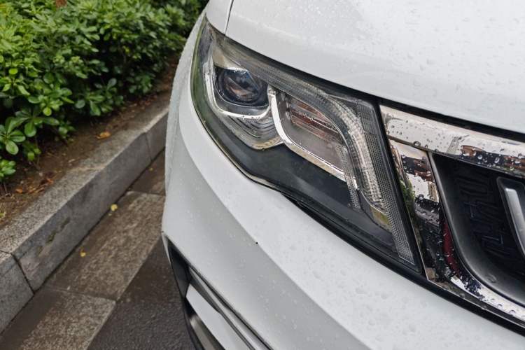 Used Geely Auto Emgrand X7 Sport 2018 1.8TD Automatic Two-Wheel Drive Smart Connect 4G Internet Edition Right Front Headlight