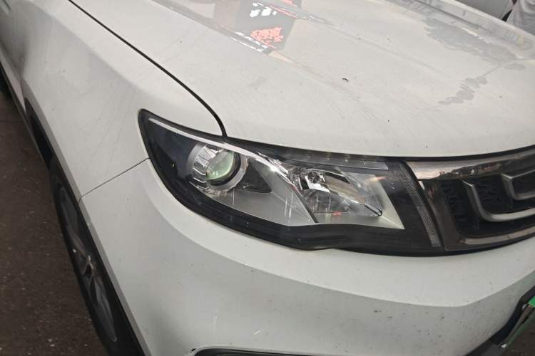 Used Geely Auto Emgrand X7 Sport 2018 2.0L Manual Two-Wheel Drive Zhiya Version Right Front Headlight