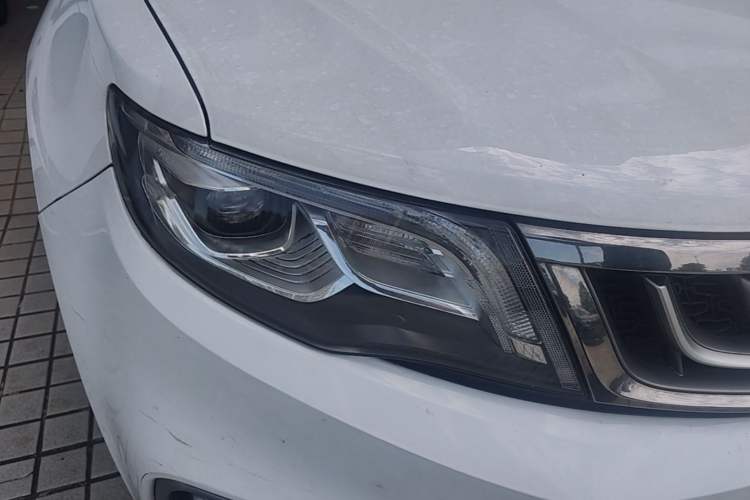 Used Geely Auto Emgrand X7 Sport 2018 1.8TD Automatic Two-Wheel Drive Smart Connect 4G Internet Edition Right Front Headlight