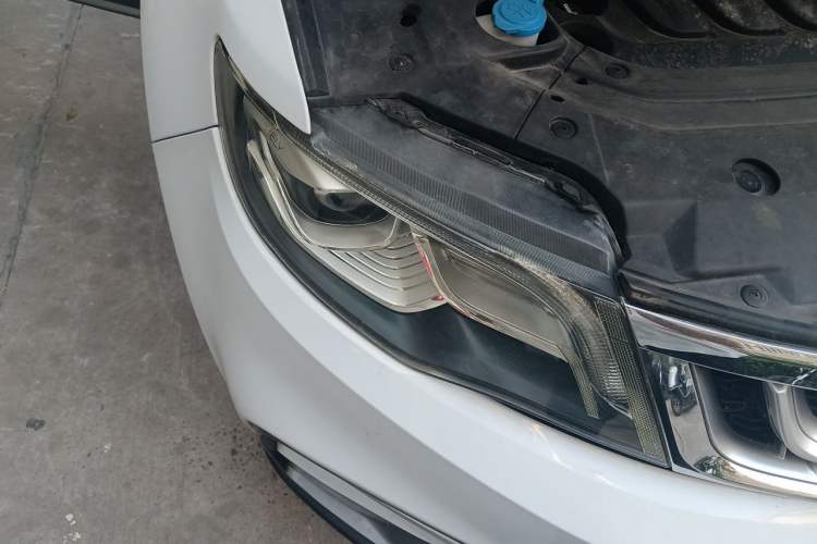 Used Geely Auto Emgrand X7 Sport 2018 1.8TD Automatic Two-Wheel Drive Smart Connect 4G Internet Edition Right Front Headlight