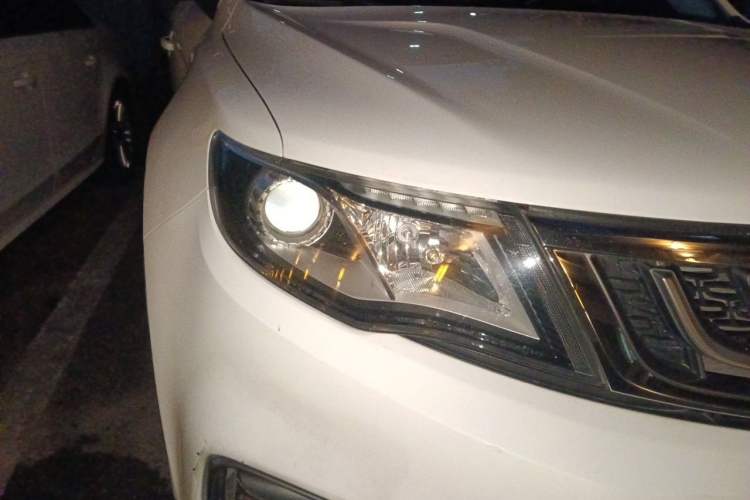 Used Geely Auto Emgrand X7 Sport 2018 2.0L Manual Two-Wheel Drive Zhiya Version Right Front Headlight