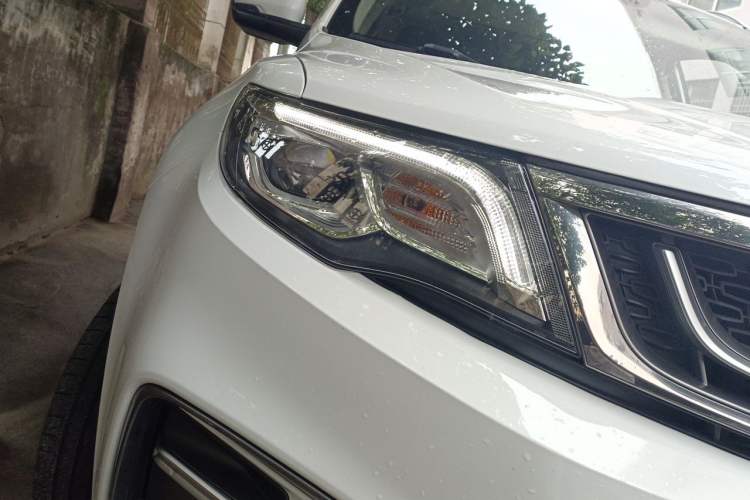 Used Geely Auto Emgrand X7 Sport 2018 1.8TD Automatic Two-Wheel Drive Smart Connect 4G Internet Edition Right Front Headlight