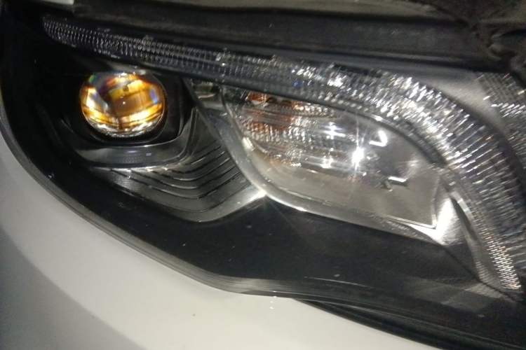 Used Geely Auto Emgrand X7 Sport 2018 1.8TD Automatic Two-Wheel Drive Smart Connect 4G Internet Edition Right Front Headlight