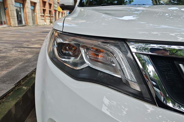 Used Geely Auto Emgrand X7 Sport 2018 1.8TD Automatic Two-Wheel Drive Smart 4G Connected Version Right Front Headlight