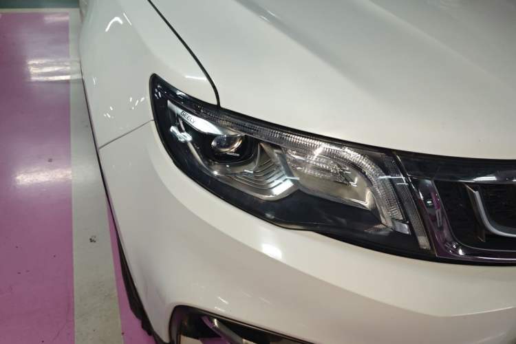 Used Geely Auto Emgrand X7 Sport 2018 1.8TD Automatic Two-Wheel Drive ZhiZun Model with 4G Connectivity Right Front Headlight