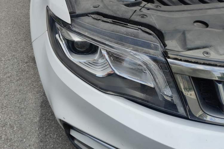 Used Geely Auto Emgrand X7 Sport 2018 1.8TD Automatic Two-Wheel Drive Smart Connect 4G Internet Edition Right Front Headlight
