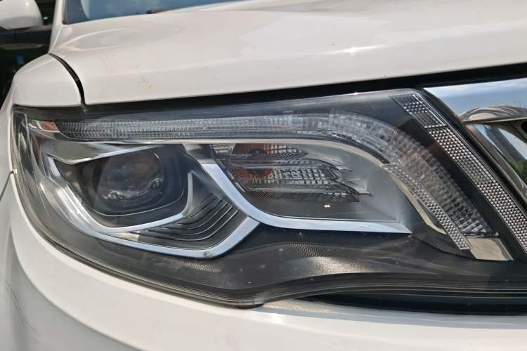 Used Geely Auto Emgrand X7 Sport 2018 1.8TD Automatic Two-Wheel Drive Smart Connect 4G Internet Edition Right Front Headlight