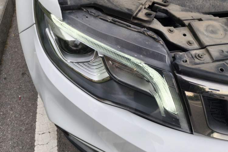 Used Geely Auto Emgrand X7 Sport 2018 1.8TD Automatic Two-Wheel Drive Smart Connect 4G Internet Edition Right Front Headlight