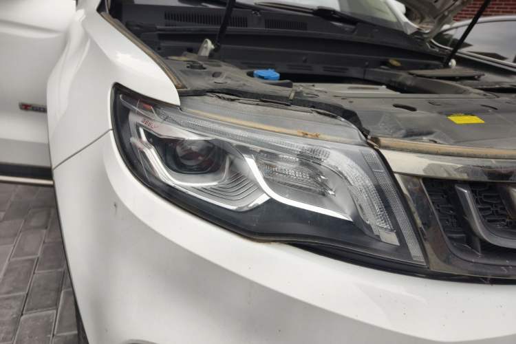 Used Geely Auto Emgrand X7 Sport 2018 1.8TD Automatic Two-Wheel Drive Smart Connect 4G Internet Edition Right Front Headlight