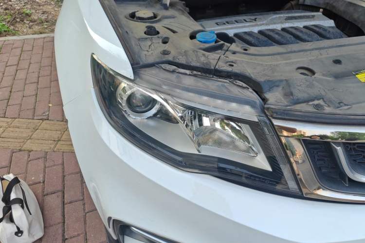 Used Geely Auto Emgrand X7 Sport 2018 Revised Version 1.8TD Automatic Two-Wheel Drive Smart Connectivity 4G-Enabled Edition Right Front Headlight