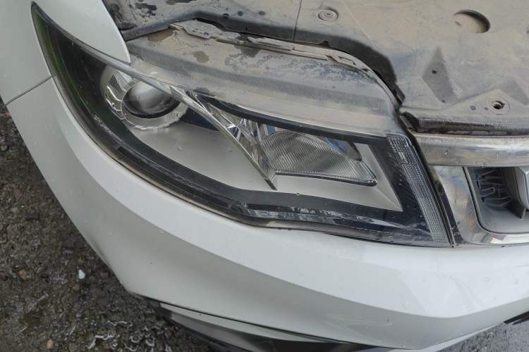 Used Geely Auto Emgrand X7 Sport 2018 2.0L Manual Two-Wheel Drive Zhiya Version Right Front Headlight