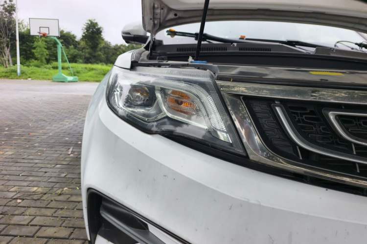 Used Geely Auto Emgrand X7 Sport 2018 1.8TD Automatic Two-Wheel Drive ZhiZun Model with 4G Connectivity Right Front Headlight