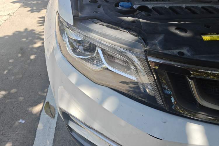 Used Geely Auto Emgrand X7 Sport 2018 1.8TD Automatic Two-Wheel Drive Smart Connect 4G Internet Edition Right Front Headlight