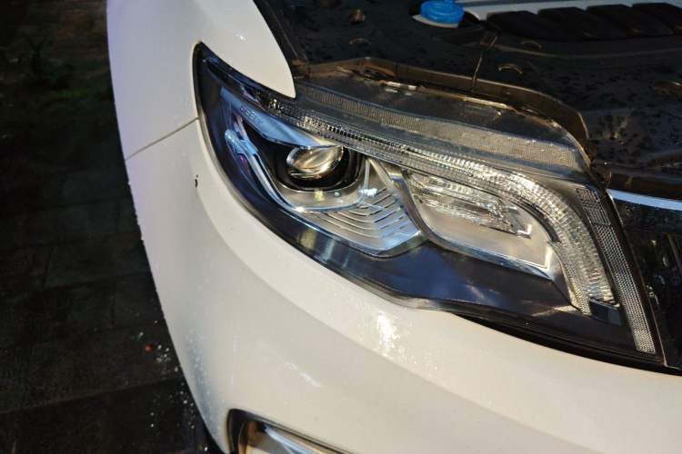 Used Geely Auto Emgrand X7 Sport 2018 1.8TD Automatic Two-Wheel Drive Smart Connect 4G Internet Edition Right Front Headlight