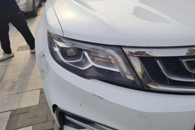 Used Geely Auto Emgrand X7 Sport 2018 1.8TD Automatic Two-Wheel Drive Smart 4G Connected Version Right Front Headlight