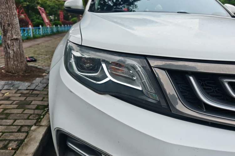 Used Geely Auto Emgrand X7 Sport 2018 1.8TD Automatic Two-Wheel Drive Smart Connect 4G Internet Edition Right Front Headlight