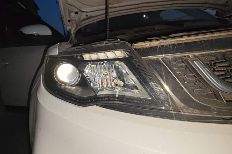 Used Geely Auto Emgrand X7 Sport 2018 2.0L Manual Two-Wheel Drive Zhiya Version Right Front Headlight