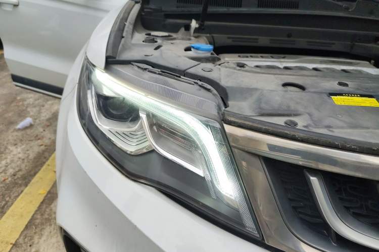 Used Geely Auto Emgrand X7 Sport 2018 1.8TD Automatic Two-Wheel Drive ZhiZun Model with 4G Connectivity Right Front Headlight