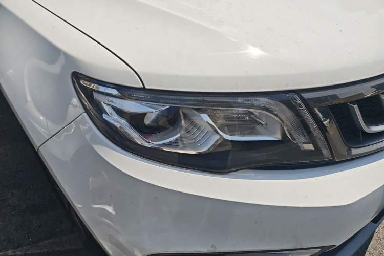 Used Geely Auto Emgrand X7 Sport 2018 1.8TD Automatic Two-Wheel Drive Smart Connect 4G Internet Edition Right Front Headlight