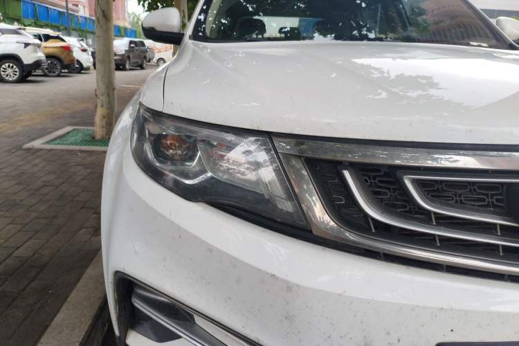 Used Geely Auto Emgrand X7 Sport 2018 1.8TD Automatic Two-Wheel Drive Smart Connect 4G Internet Edition Right Front Headlight