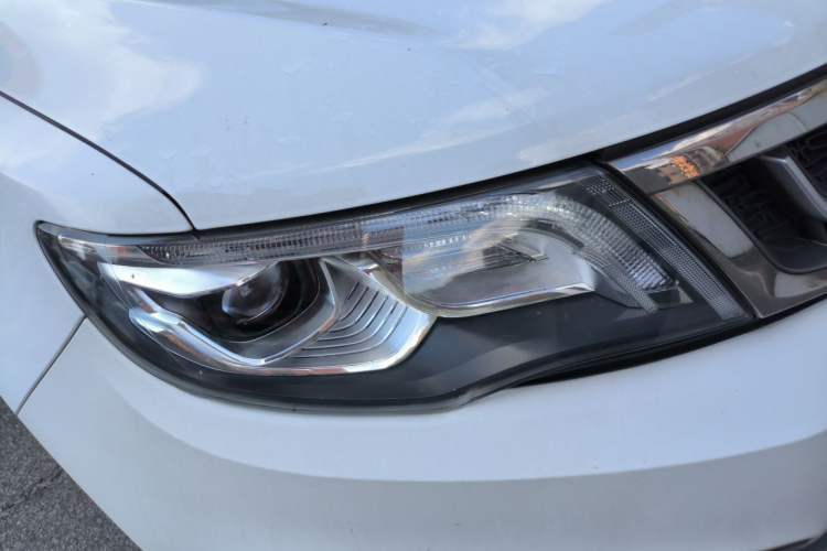 Used Geely Auto Emgrand X7 Sport 2018 1.8TD Automatic Two-Wheel Drive Smart Connect 4G Internet Edition Right Front Headlight