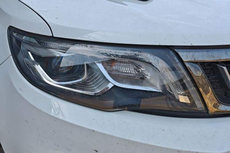 Used Geely Auto Emgrand X7 Sport 2018 1.8TD Automatic Two-Wheel Drive Smart Connect 4G Internet Edition Right Front Headlight