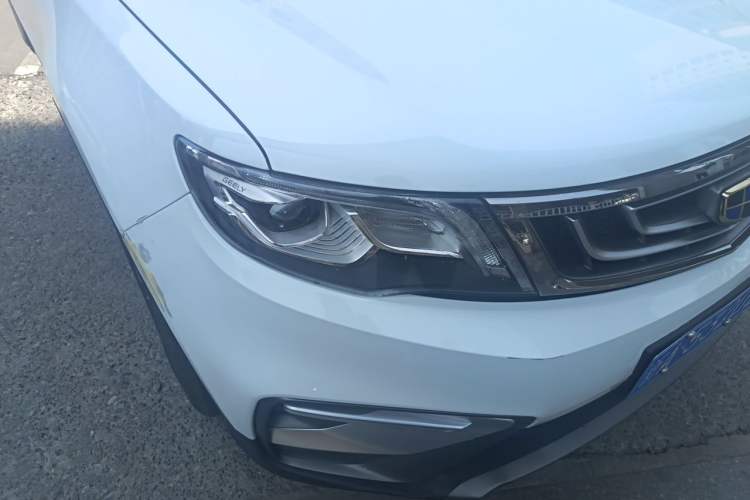 Used Geely Auto Emgrand X7 Sport 2018 Revised Version 1.8TD Automatic Two-Wheel Drive Smart Connectivity 4G-Enabled Edition Right Front Headlight