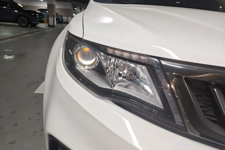 Used Geely Auto Emgrand X7 Sport 2018 1.8TD Automatic Two-Wheel Drive Zhiya Model Right Front Headlight