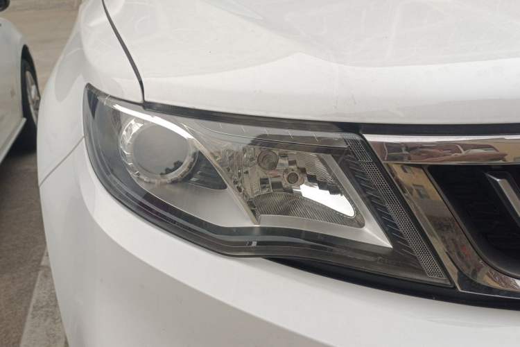 Used Geely Auto Emgrand X7 Sport 2018 2.0L Manual Two-Wheel Drive Zhiya Version Right Front Headlight