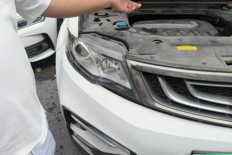 Used Geely Auto Emgrand X7 Sport 2018 2.0L Manual Two-Wheel Drive Zhiya Version Right Front Headlight
