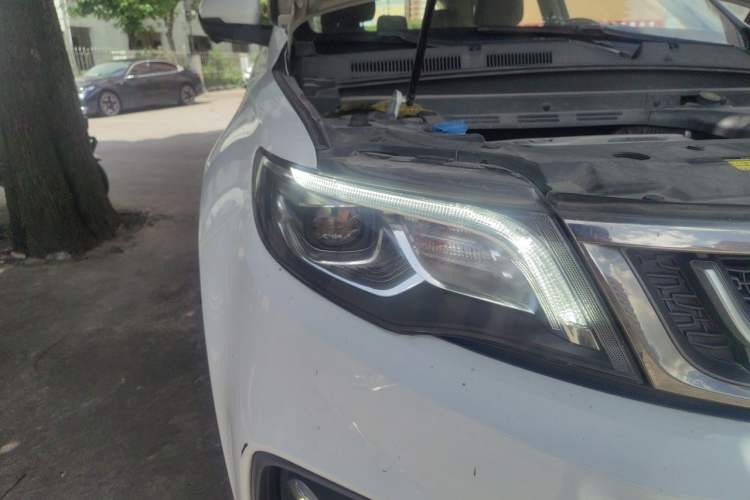 Used Geely Auto Emgrand X7 Sport 2018 1.8TD Automatic Two-Wheel Drive ZhiZun Model with 4G Connectivity Right Front Headlight
