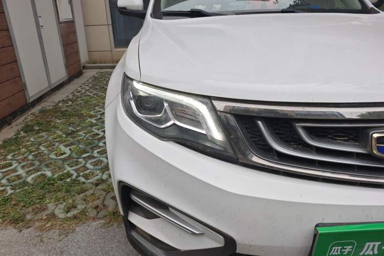 Used Geely Auto Emgrand X7 Sport 2018 1.8TD Automatic Two-Wheel Drive Smart Connect 4G Internet Edition Right Front Headlight