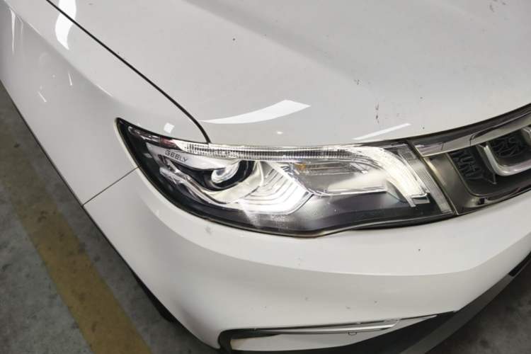 Used Geely Auto Emgrand X7 Sport 2018 1.8TD Automatic Two-Wheel Drive Smart Connect 4G Internet Edition Right Front Headlight
