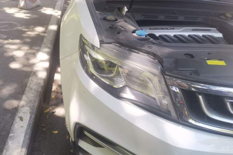 Used Geely Auto Emgrand X7 Sport 2018 1.8TD Automatic Two-Wheel Drive ZhiZun Model with 4G Connectivity Right Front Headlight