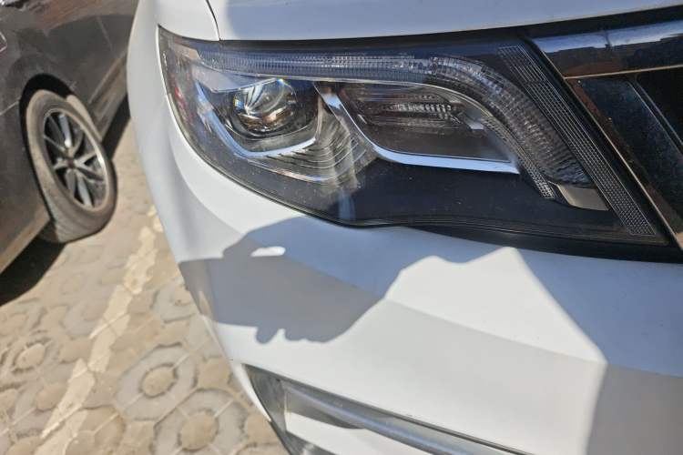 Used Geely Auto Emgrand X7 Sport 2018 1.8TD Automatic Two-Wheel Drive Smart Connect 4G Internet Edition Right Front Headlight